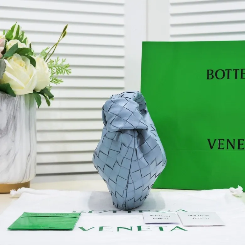 Batch 1120 small size haze blue 🔻BV Bottega Veneta's new early spring women's MINI JODIE handbag BV bag 🔥The new method is to round the corners on the original basis and knot the round hobo bag with classic woven leather. The most iconic triangular pull-out design, using sheepskin draped soft shape, is super suitable for concave shapes~ Jodie feels really gentle to people, and is definitely the best item for daily matching. It has the same weave, new elements and twists, is compact and versatile, and is the new favorite of street style Internet celebrities! Dimensions: 23x28x8 Model: 6699-1